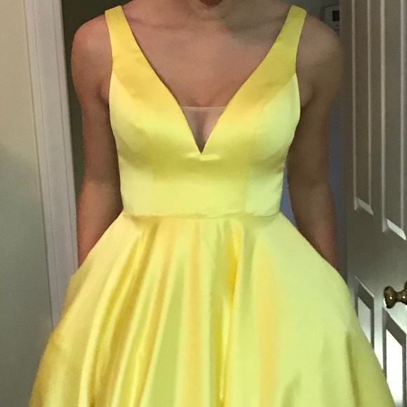 BEAUTIFUL Yellow Size 4 gown!! - Picture 4 of 5